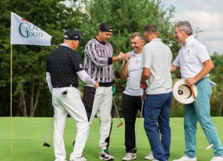 ВЕРСІЇ.COM: До Дня Незалежності України дипломатичний корпус, світові спортсмени та бізнес еліта зіграли в гольф-турнірі Diplomatic Golf for Good